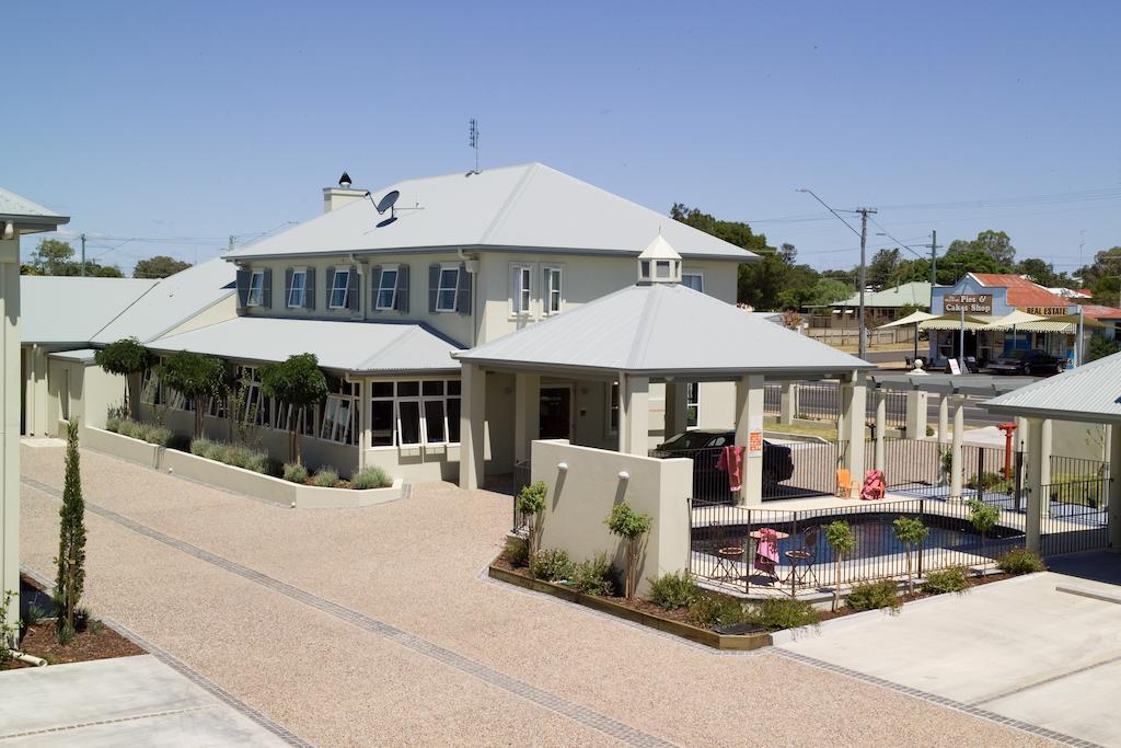Coachmans Inn Warwick Exterior photo